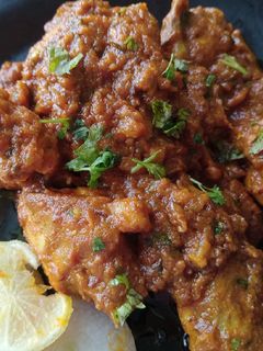 चिकन भुना मसाला (chicken buna masala recipe in marathi) रेसिपी चे मुख्य फोटो