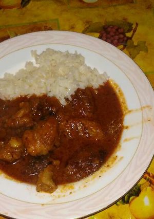 Una foto de Pollo en salsa con repollo