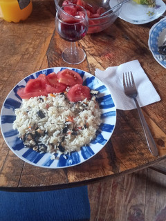 Una foto de Arroz con caracoles y ensalada de tomate