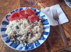 Una foto de Arroz con caracoles y ensalada de tomate