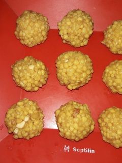 બુંદી ના લાડુ (Boondi Laddu recipe in Gujarati) રેસીપી મુખ્ય ફોટો