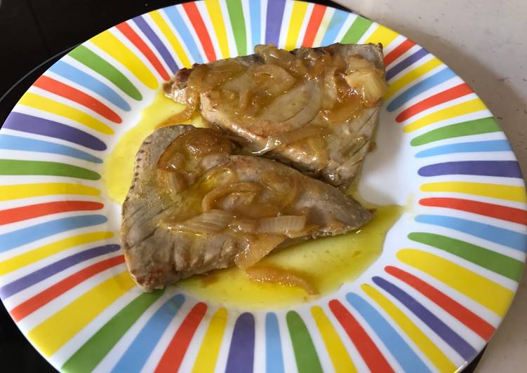 Atún encebollado