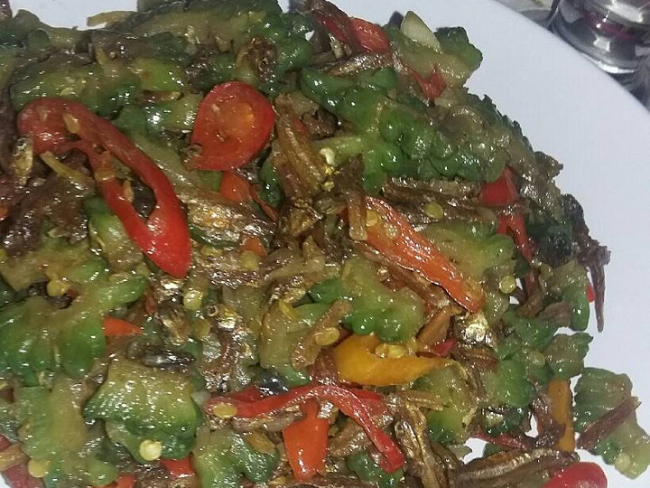 Langkah Mudah untuk Menyiapkan Tumis pedes pare ikan teri yang Lezat