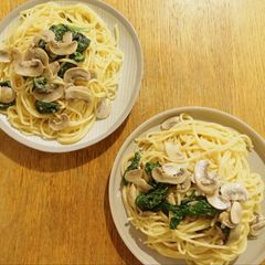 A picture of Spinach mushroom cream spaghetti.