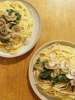 A picture of Spinach mushroom cream spaghetti.
