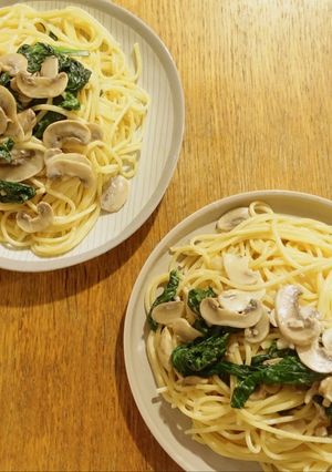 A picture of Spinach mushroom cream spaghetti.