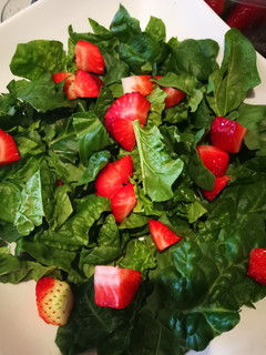 Una foto de Ensalada de espinacas con fresas