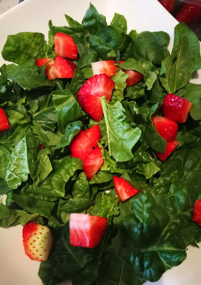Una foto de Ensalada de espinacas con fresas
