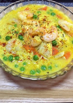 A picture of Curry shrimp with vegetable.