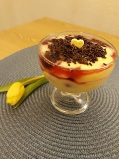 Meggyes-pudingos pohárdesszert recept fotója