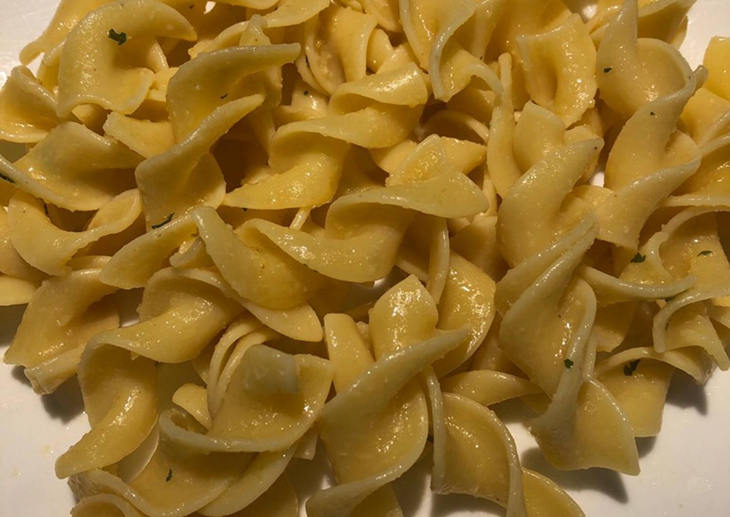 Garlic Buttered Egg Noodles Recipe by Crock Pot Girl 🤡 Cookpad
