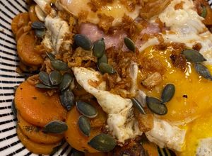 Une photo de Œuf au plat et Carottes à l’ail et échalote