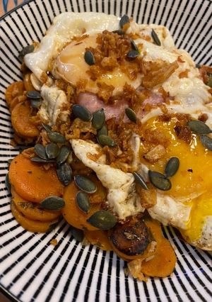 Une photo de Œuf au plat et Carottes à l’ail et échalote