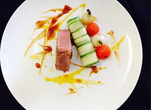 Una foto de Medallón de atún y verduras asadas
