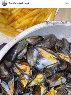 Une photo de Moules marinières - frites 🍟🦪