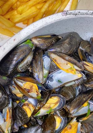 Une photo de Moules marinières - frites 🍟🦪