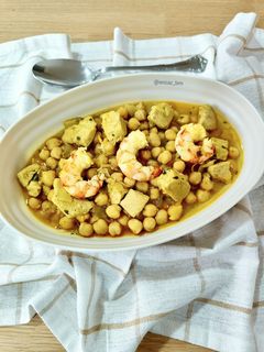 Una foto de Potaje de garbanzos con solomillo de atún y gambón