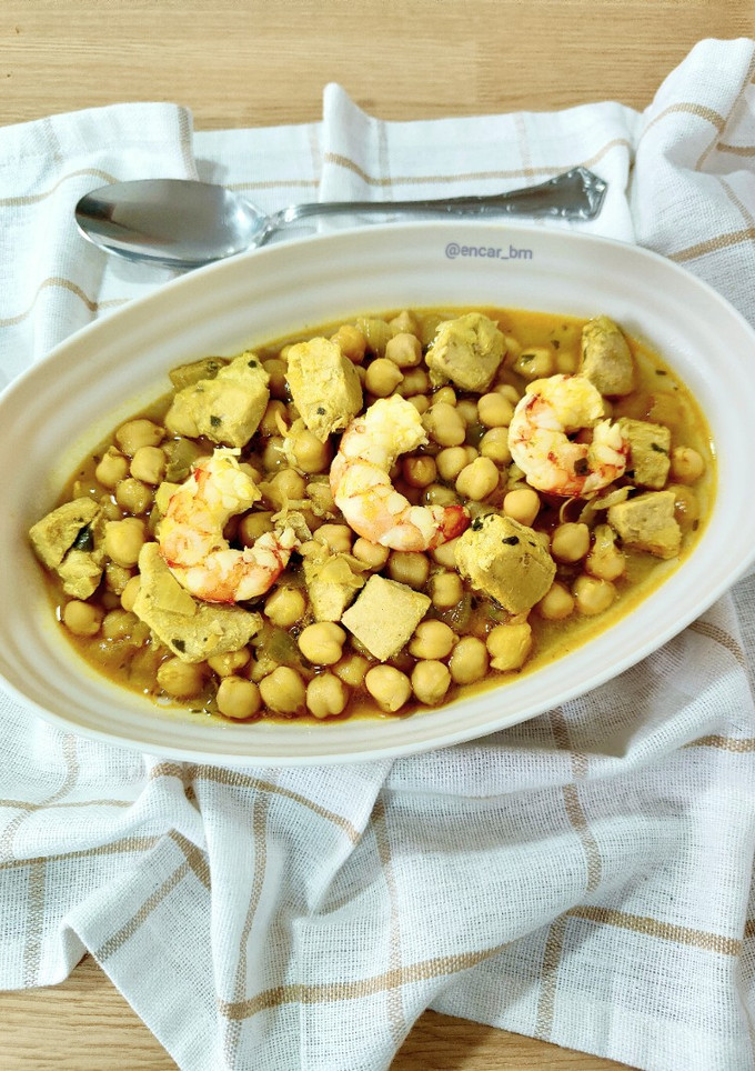 Una foto de Potaje de garbanzos con solomillo de atún y gambón