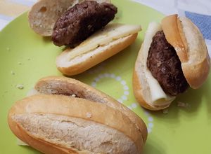 Una foto de Mini hamburguesas en pulguitas de pan