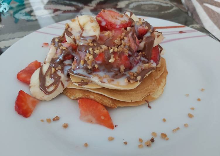 Pancakes con fresas y plátano