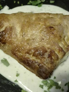 Una foto de 725. Hojaldre de pollo y bechamel