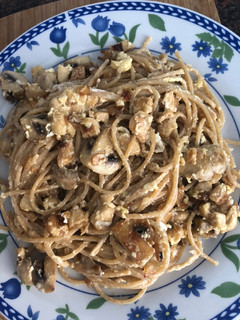 Una foto de 🍜 Espaguetis cremosos con champiñones y pollo! 🍗