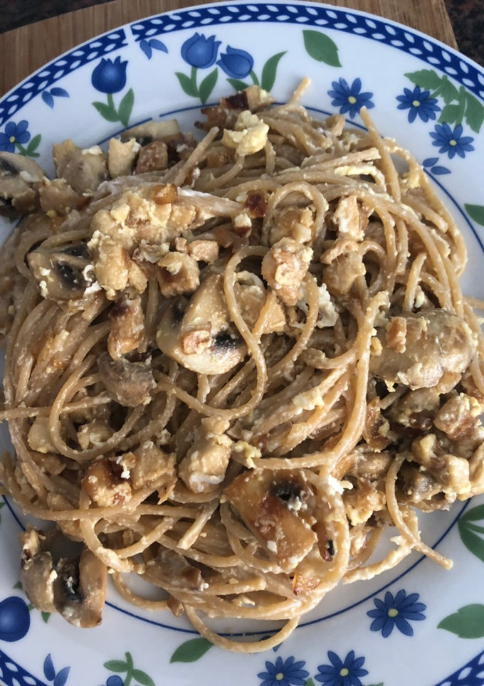 Una foto de 🍜 Espaguetis cremosos con champiñones y pollo! 🍗