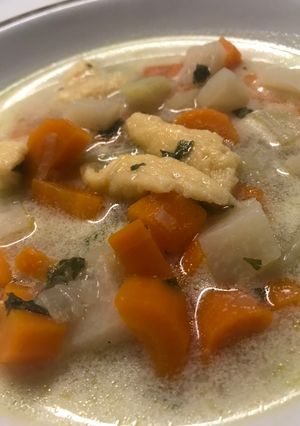 Tejfölös karalábéleves vajgaluskával recept fotója