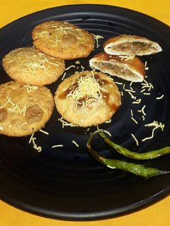 कांदा कचोरी (kanda kachori recipe in marathi) रेसिपी चे मुख्य फोटो