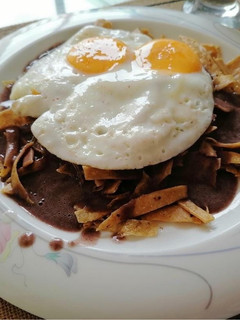 Una foto de Chilaquiles en salsa de frijol
