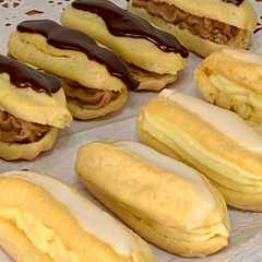 Una foto de Petisús o eclaris de crema y chocolate