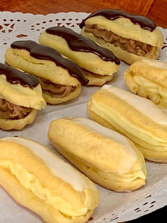 Una foto de Petisús o eclaris de crema y chocolate