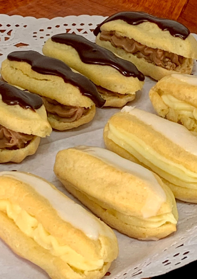 Una foto de Petisús o eclaris de crema y chocolate