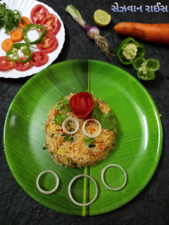 સેઝવાન ફ્રાઈડ રાઈસ (Schezwan Fried Rice Recipe In Gujarati) રેસીપી મુખ્ય ફોટો