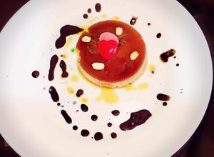 Una foto de Flan de vainilla con maní y caramelo