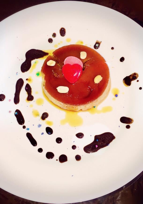 Una foto de Flan de vainilla con maní y caramelo