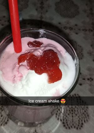 A picture of Ice cream strawberry smoothie.