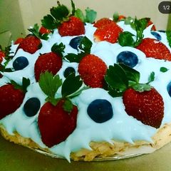 A picture of Sky Blue Pavlova Cake.