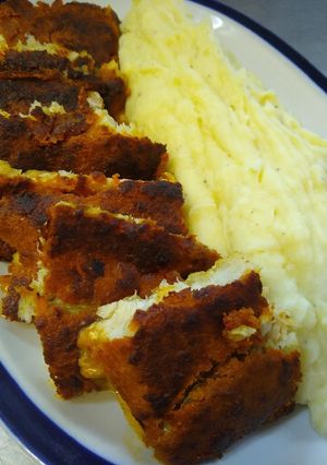 Una foto de Crout de pescado con puré de papas