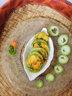 புடலங்காய் ஸ்டப்ட் உருளைகிழங்கு(veg)(stuffed bottlegourd recipe in tamil) செய்முறை முக்கிய புகைப்படம்