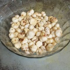 A picture of Makhana roast.