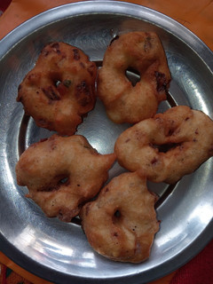 மிளகு உளுந்து வடை (Milagu ulundhu vadai recipe in tamil) செய்முறை முக்கிய புகைப்படம்