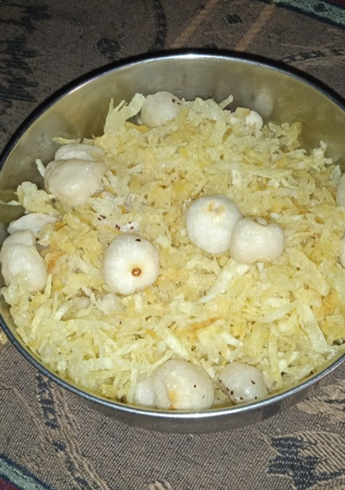 आलू और मखाने की नमकीन (aloo aur makhane ki Namkeen recipe in Hindi) रेसिपी मुख्य फोटो
