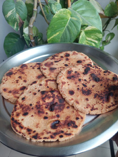 गुड का पंराठा (Gud kaparatha recipe in hindi) रेसिपी मुख्य फोटो