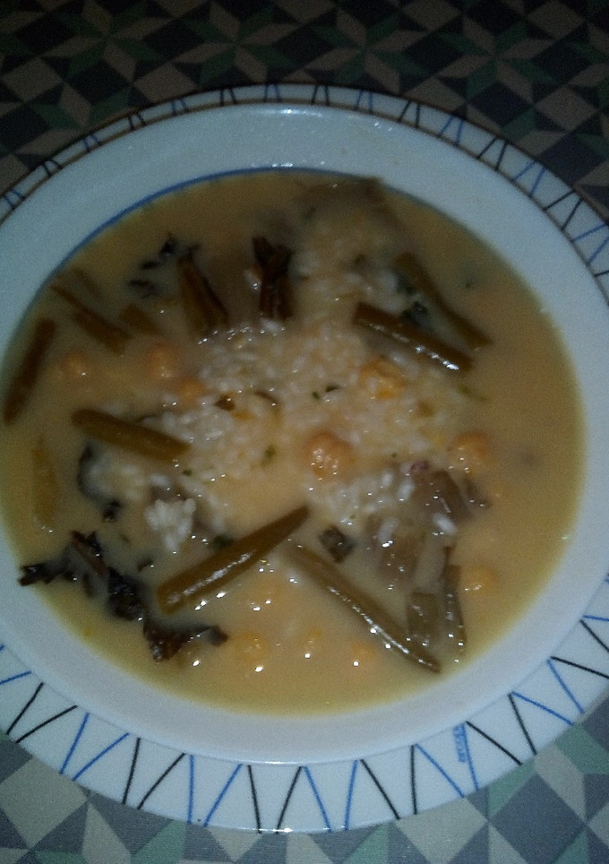 Una foto de Caldo de pollo con verduras y arroz rápido y fácil