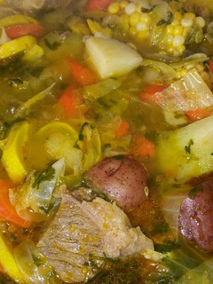 Una foto de Caldo de Res con pata