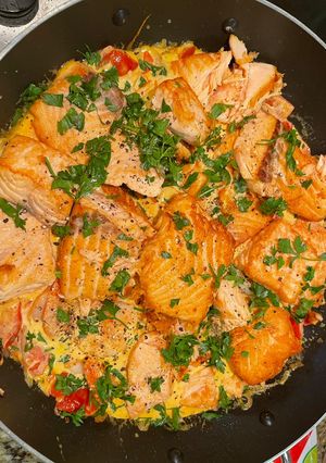 Hình của món Salmon with whipping cream sauce (cá hồi sốt kem tươi).
