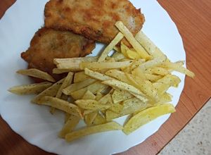 Una foto de Libritos de solomillo relleno con papas fritas a la pimienta
