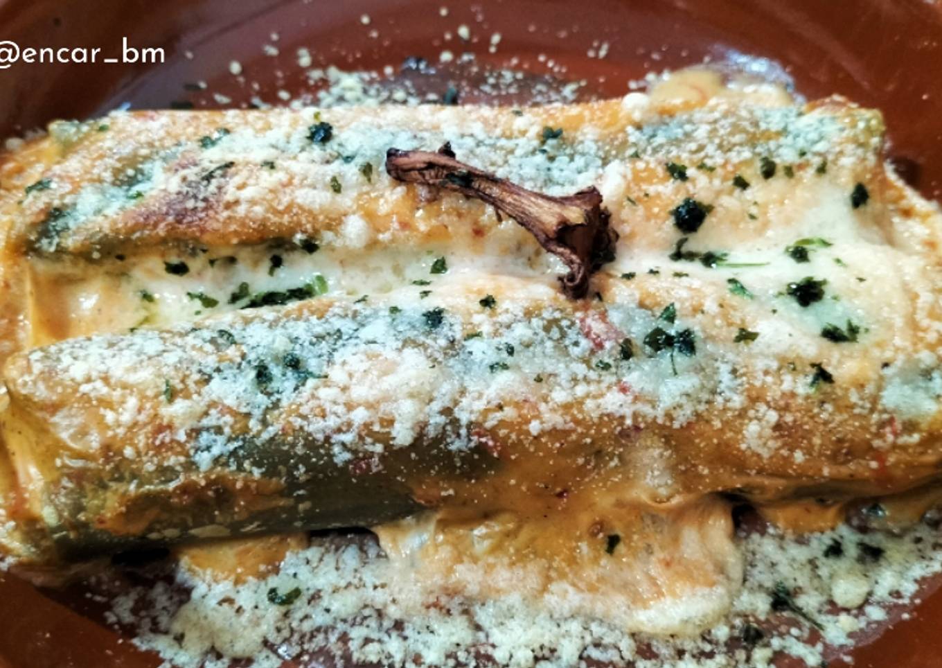 Canelones de verduras asadas con bechamel de tomate seco