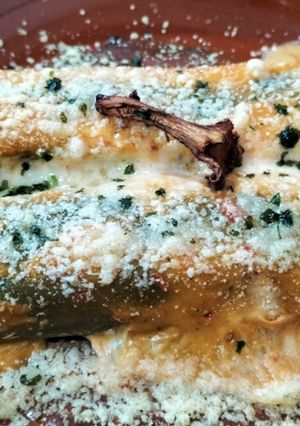 Una foto de Canelones de verduras asadas con bechamel de tomate seco